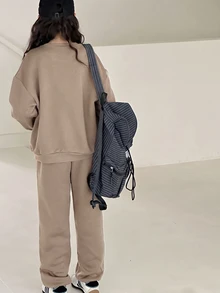 青少年女孩休閒圖案運動套裝，青色秋季返校兩件式套裝，口號印花寬鬆圓領運動衫與直筒長褲，校園風 - 卡其色 - 查看 2