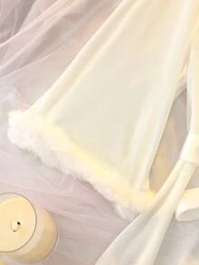 DelicateAllure طقم ملابس نوم نسائي مقاس كبير بلون موحد، روب بأكمام طويلة وربطة خصر مع حافة فرو مرقعة، مع قميص نوم كاميسول - أبيض - مشاهدة 6