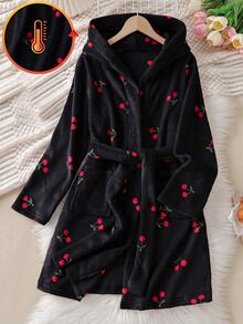 SHEIN 少女睡衣 秋冬新款 粉底紅櫻桃印花長袖連帽睡袍，保暖舒適日常休閒居家服，Ins熱銷甜美櫻桃風，適合姐妹穿搭 - 綠色 - 查看 4
