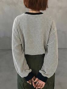 FRIFUL 女款街頭風條紋拼接長袖V領鏤空T恤 - 黑與白 - 查看 5