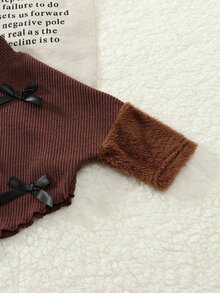 SHEIN 女童棕色蝴蝶結毛絨兩件套，半高領護頸，秋冬款，不對稱下擺披肩式寬鬆上衣，黑色緞面蝴蝶結裝飾，韓系甜美風，棕色長毛絨拼接袖口，同色喇叭褲，適合秋冬日常穿著、生日穿搭、拍照拍攝 - 棕色 - 查看 5