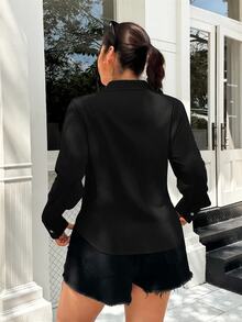SHEIN EZwear 大尺碼女款白色秋季基礎休閒校園開學刺繡馬飾長袖鈕扣襯衫，修身專業職場上衣 - 黑色 - 查看 2