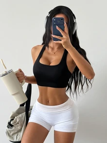 Coolane حمالة صدر رياضية مبطنة بدون درزات للنساء، توب رياضي قصير بظهر مفتوح وتصميم رايسر باك، تانك يوجا مضلع، ملابس رياضية للجيم بدعم متوسط، توب بيلاتس للياقة البدنية - الأسود - مشاهدة 2