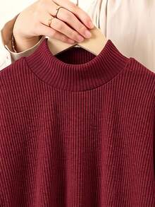 SHEIN 女童素色卡其色羅紋針織套裝，立領落肩毛衣上衣與喇叭褲 2 件組，休閒可愛秋冬套裝 - 酒紅色 - 查看 3