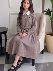 SHEIN 1件女童英倫學院風千鳥格撞色翻領長裙，復古長袖蝴蝶結腰帶A字長洋裝，開學季穿搭 - 棕色 - 查看 3