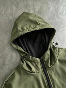 Manfinity Roghcode Chaqueta con capucha y media cremallera con gráfico de letras y bloques de color para hombres - Verde militar - Ver 5