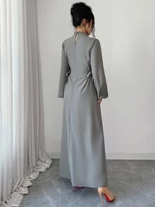 Yasmyna Gaun Arab Wanita Warna Polos dengan Hiasan Rumbai, Kerah Tegak, dan Desain Lipit - Grey - View 2
