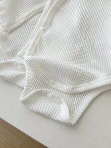 SHEIN 3件裝新生兒嬰兒女寶男寶連身衣連身褲 可愛甜美白色羅紋針織側開扣純色長袖V領輕便舒適夏季度假嬰兒服 - 白色 - 查看 5