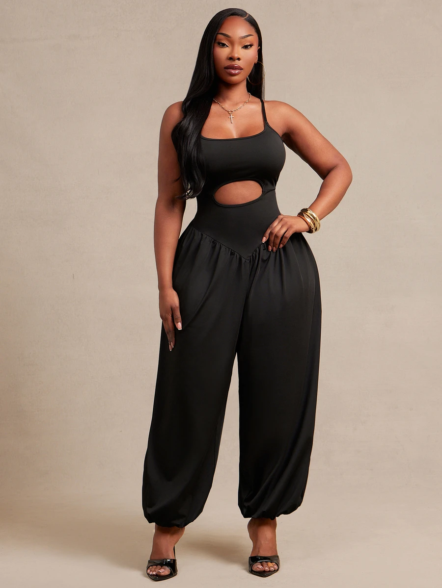 SHEIN SXY جمبسوت نسائي مقاس كبير باللون الأسود بحمالات رفيعة وفتحات وتجاعيد وأكمام مكشكشة - الأسود - مشاهدة 1