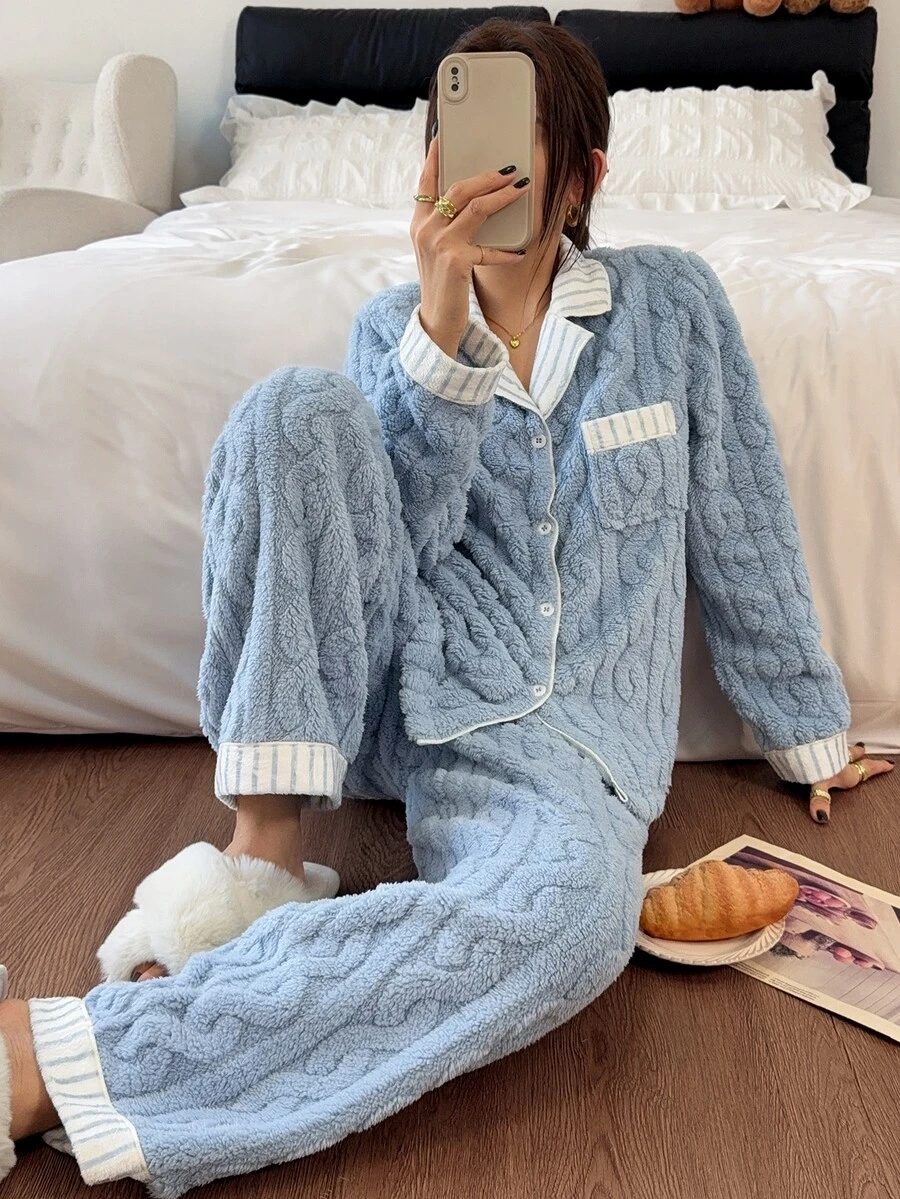 Napfluff طقم بيجامة بأكمام طويلة وياقة، مخطط أزرق بتصميم رقعات، من مادة فرو ناعمة - الأزرق - مشاهدة 1