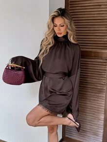 Serisse فستان قصير عصري للنساء بلون موحد وياقة واقفة وأكمام دانتيل بتصميم مرقع - بني - مشاهدة 1