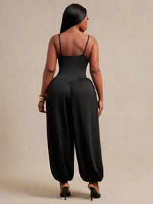 SHEIN SXY جمبسوت نسائي مقاس كبير باللون الأسود بحمالات رفيعة وفتحات وتجاعيد وأكمام مكشكشة - الأسود - مشاهدة 2