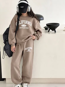 青少年女孩休閒圖案運動套裝，青色秋季返校兩件式套裝，口號印花寬鬆圓領運動衫與直筒長褲，校園風 - 卡其色 - 查看 1