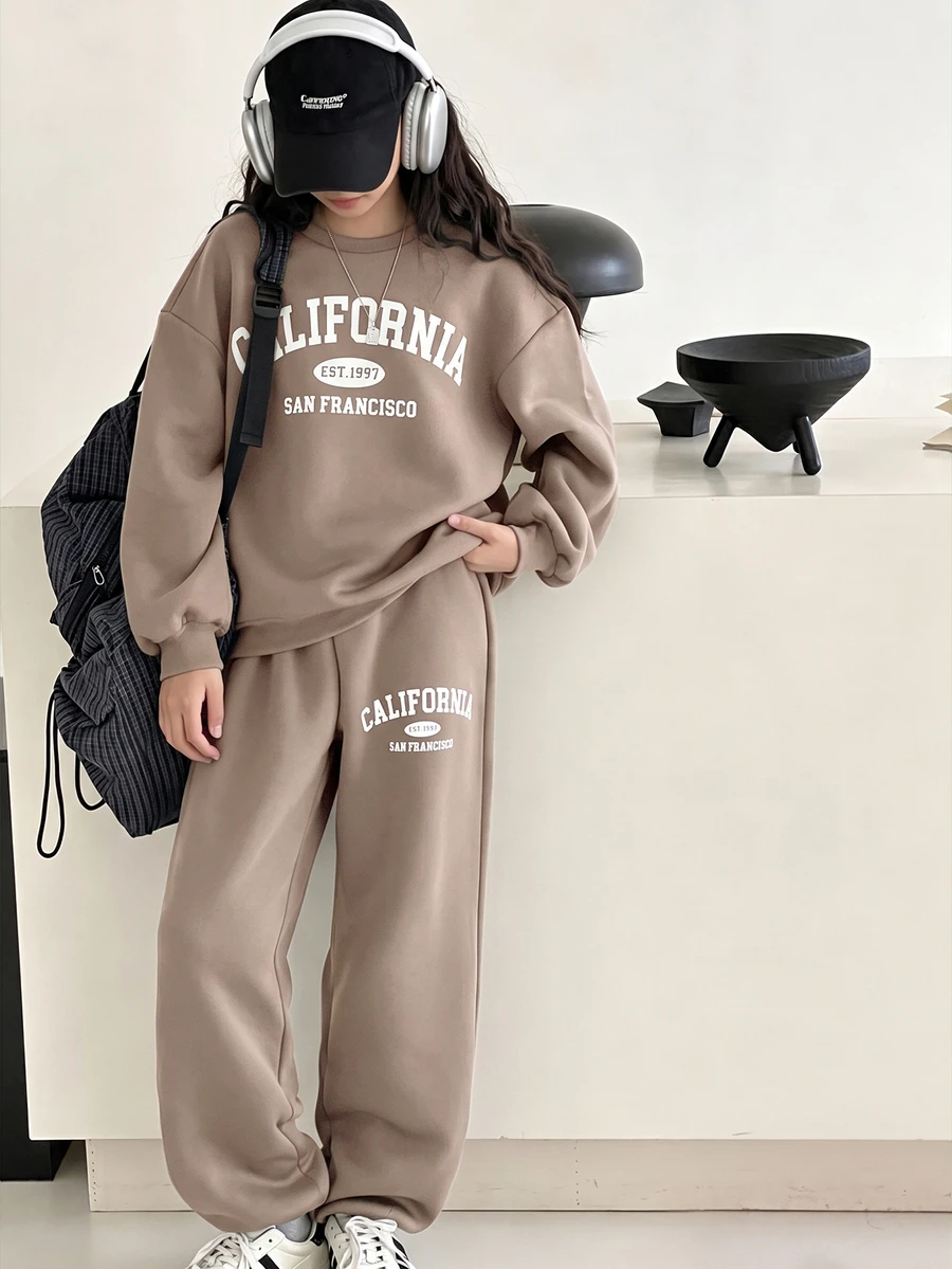 青少年女孩休閒圖案運動套裝,青色秋季返校兩件式套裝,口號印花寬鬆圓領運動衫與直筒長褲,校園風 - 卡其色 - 查看 1