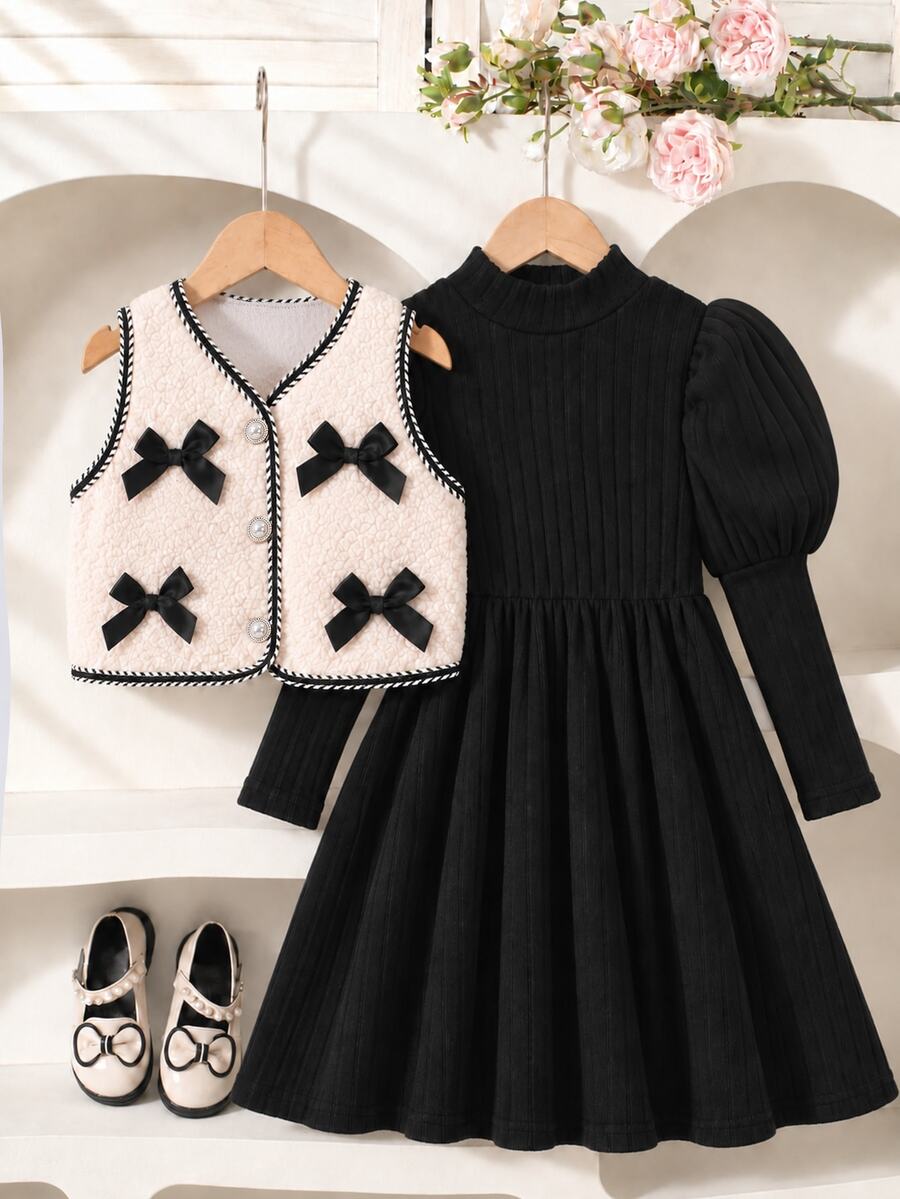 SHEIN Elladie kids 女童優雅淑女高領花瓣袖收腰純色毛絨羅紋極簡連身裙搭配短款圓領毛絨背心 3D蝴蝶結 秋冬套裝 - 黑色 - 查看 1