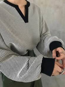 FRIFUL 女款街頭風條紋拼接長袖V領鏤空T恤 - 黑與白 - 查看 2