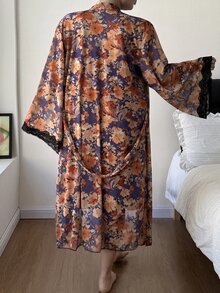 SHEIN 成熟優雅緞面細肩帶洋裝 花卉圖案網紗晨袍 大尺碼睡衣 2件套 - 紫色 - 查看 2