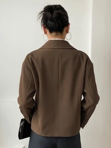 DAZY 女款休閒極簡商務風純色短版輕量西裝外套 - 棕色 - 查看 2
