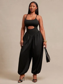SHEIN SXY جمبسوت نسائي مقاس كبير باللون الأسود بحمالات رفيعة وفتحات وتجاعيد وأكمام مكشكشة - الأسود - مشاهدة 6