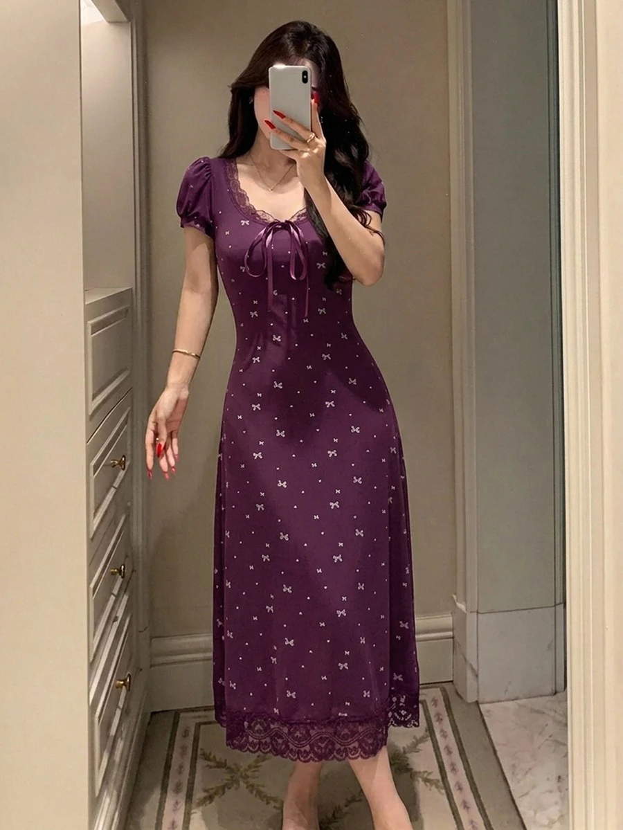 DAZY 甜美蝴蝶結圖案滿版印花蕾絲拼接花瓣袖短袖收腰長洋裝 夏季女款睡袍 - 紫色 - 查看 1