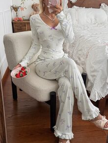 CottageSlumber طقم بيجامة نسائي بطبعة زهور رومانسية وفيونكة وأكمام طويلة وبنطلون طويل - أبيض - مشاهدة 7