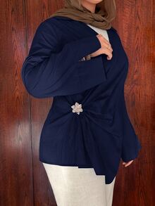 Solavon Plus Size Minimalist Metal Buckle Ruched Asymmetrical Hem Shirt - Navy Blue - View 6
