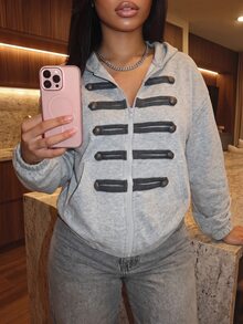Slaydiva سويت شيرت رمادي بأسلوب عسكري أمريكي مع أزرار وغطاء رأس، جاكيت فضفاض بسحاب وحروف عتيقة - A - رمادي - مشاهدة 7