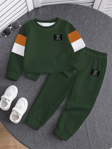 1套幼兒拼色拼接休閒衛衣套裝，復古極簡風，胸前與褲子雙織標印花工藝，長袖拼色橘色與白色袖子設計，圓領衛衣 + 束口運動長褲2件套，適合日常上學、戶外出遊、街頭風穿搭，春秋男童百搭運動套裝，嬰兒休閒2件套 - 彩色 - 查看 4