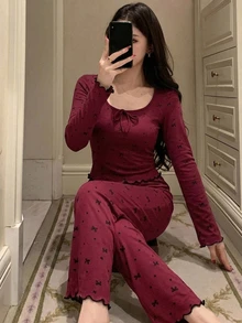 DAZY 2件組女款蝴蝶結印花方領修身長袖T恤與直筒長睡褲睡衣套裝 - 酒紅色 - 查看 5