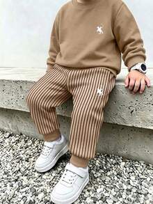小男孩純黑色圓領長袖運動衫與卡其色直條紋慢跑褲馬印花2件套休閒秋季套裝 - 彩色 - 查看 1