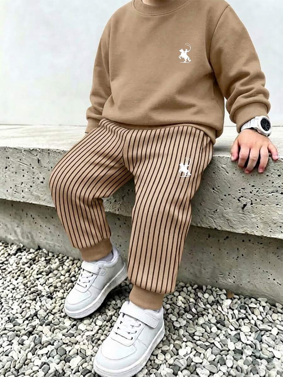 小男孩純黑色圓領長袖運動衫與卡其色直條紋慢跑褲馬印花2件套休閒秋季套裝 - 彩色 - 查看 1