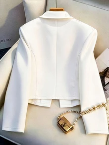 GlowEve CURVE Blazer Pendek Wanita Ukuran Besar Warna Beige dengan Kerah Ganda dan Kancing Emas, Elegan untuk Musim Semi/Gugur, Cocok untuk Perjalanan Kerja, Kencan, dan Pesta. - Putih - View 2