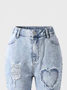 SHEIN Genkimix Kids 女童牛仔褲，四季新款 Y2K 風格，復古淺藍色，彈性腰帶 + 心形補丁刺繡設計，磨損毛邊下擺結合雪花洗水效果，彈性喇叭褲腿版型，舒適優質棉質牛仔面料，時尚風格，適合日常穿著、聚會、旅行等多種場合，四季新款 - 淺色水洗藍 - 查看 3