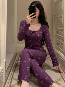 DAZY 2件組女款睡衣套裝，蝴蝶結印花方領修身長袖T恤與直筒長褲 - 紫色 - 查看 5
