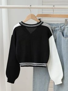 SHEIN 1件女童針織開襟毛衣外套，時尚V領百搭黑灰白拼色復古運動學院風，胸前「23」數字裝飾，短版長袖針織夾克，適中厚度，整齊下擺，緊口袖口，柔軟親膚，適合日常上學、外出、運動，秋冬穿著 - 黑與白 - 查看 2