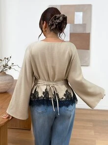 Lounesse بلوزة طويلة الأكمام بأسلوب الشارع مقاس كبير مع تفاصيل الدانتيل والترقيع وتضييق الخصر - لون مشمشي - مشاهدة 3