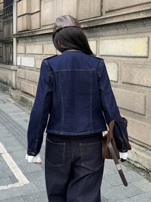 StreetHx 女款深藍色軍裝風短款牛仔夾克，立領長袖開襟外套，精緻金色鈕扣裝飾，時尚休閒拿破崙短夾克 - 深色水洗藍 - 查看 2