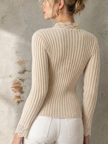 SHEIN كارديجان نسائي محبوك بياقة على شكل حرف V وأكمام طويلة مع خطوط عمودية وتطريز دانتيل وأزرار لؤلؤية، جاكيت بأسلوب ناعم للربيع/الخريف - بيج - مشاهدة 2