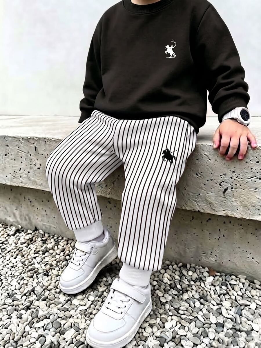 小男孩純黑色圓領長袖運動衫與卡其色直條紋慢跑褲馬印花2件套休閒秋季套裝 - 彩色 - 查看 1