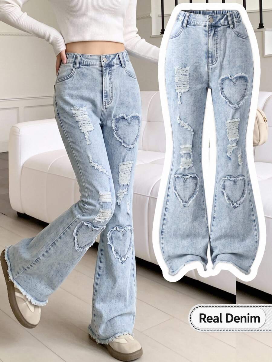 SHEIN Genkimix Kids 女童牛仔褲,四季新款 Y2K 風格,復古淺藍色,彈性腰帶 + 心形補丁刺繡設計,磨損毛邊下擺結合雪花洗水效果,彈性喇叭褲腿版型,舒適優質棉質牛仔面料,時尚風格,適合日常穿著、聚會、旅行等多種場合,四季新款 - 淺色水洗藍 - 查看 1