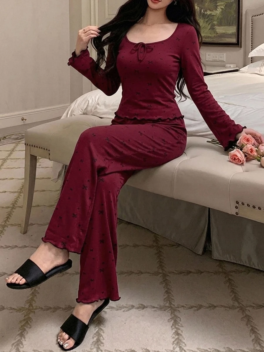 DAZY 2件組女款蝴蝶結印花方領修身長袖T恤與直筒長睡褲睡衣套裝 - 酒紅色 - 查看 1
