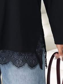 Solflare 大尺碼女款蕾絲拼接T恤，休閒優雅百搭，適合日常穿著、早午餐聚會與正式場合（黑色） - 黑色 - 查看 4