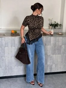 Firerie 女款極簡優雅休閒修身 T-shirt 上衣，復古豹紋印花，收腰設計，不對稱下擺配蕾絲飾邊 - 彩色 - 查看 6