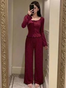 DAZY 2件組女款蝴蝶結印花方領修身長袖T恤與直筒長睡褲睡衣套裝 - 酒紅色 - 查看 6