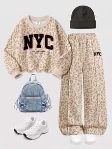 甜美燕麥色調，時尚豹紋運動風拼色 NYC 字母圖案，女嬰休閒柔軟舒適寬鬆圓領套頭衛衣與寬腿褲運動套裝，適合秋冬日常、運動、街頭穿搭，甜酷風、開學季、美式街頭、甜酷慵懶、隨性時尚 - 彩色 - 查看 2