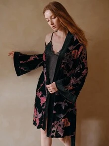 MOTF PREMIUM WOMEN'S LARGE FLORAL PRINT LONG SLEEVE WAIST TIE COMFORTABLE ROBE - Black - View 5