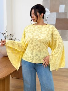 SHEIN Frenchy Kaos Elegan Ukuran Besar, Kain Jacquard Bertekstur dengan Lengan Lonceng Lebar - Kuning - View 1