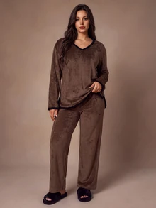 Lazeform Maillard Mocha Brown Flannel Pajamas For Women, Plus Size Slimming Minimalist Contrast Trim Design Long Sleeve Autumn/Winter Loungewear 2 Pieces Set, Suitable For Outdoor Wear - Mocha Brown - View 3