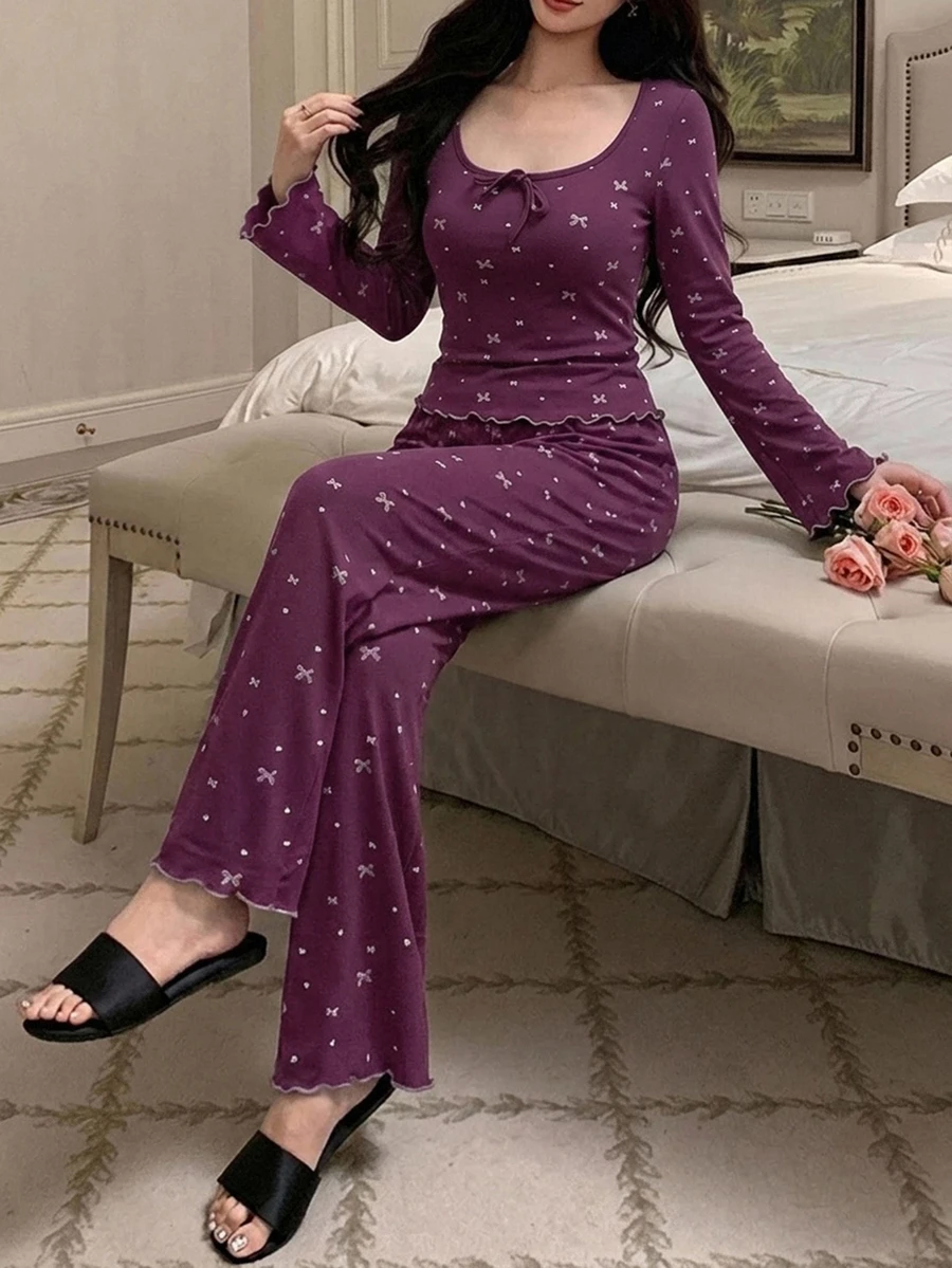 DAZY 2件組女款睡衣套裝,蝴蝶結印花方領修身長袖T恤與直筒長褲 - 紫色 - 查看 1