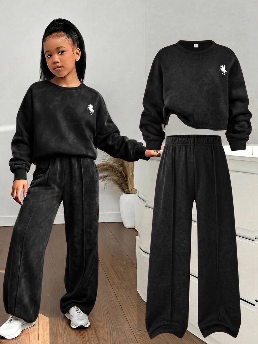 SHEIN 青少年女孩運動衫套裝,復古做舊印花 2 件套,圓領長袖小馬印花短版運動衫與寬鬆長褲休閒套裝 - 黑色 - 查看 1